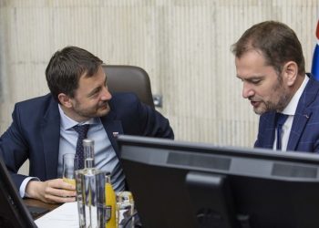 Zľava: Podpredseda vlády a minister financií SR Eduard Heger a predseda vlády SR Igor Matovič počas rokovania 28. schôdze vlády SR. Bratislava, 8. júl 2020 (Foto: SITA/Jana Birošová)