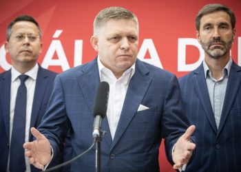 Zľava: Člen predsedníctva strany Ladislav Kamenický, predseda strany SMER-SD Robert Fico, podpredseda strany Juraj Blanár počas brífingu po zasadnutí predsedníctva strany SMER - sociálna demokracia v budove centrály. Bratislava, 2. júl 2020. (Foto: SITA/Branislav Bibel)