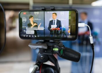 Predseda vlády SR Igor Matovič (vpravo) počas tlačovej konferencie o jeho diplomovej práci na Úrade vlády SR. Bratislava, 22. júl 2020 (Foto: SITA/Jana Birošová)