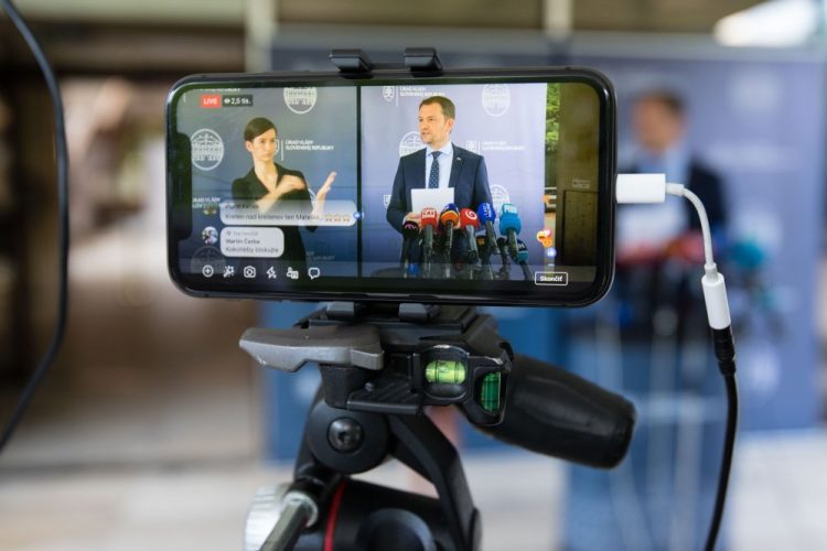 Predseda vlády SR Igor Matovič (vpravo) počas tlačovej konferencie o jeho diplomovej práci na Úrade vlády SR. Bratislava, 22. júl 2020 (Foto: SITA/Jana Birošová)