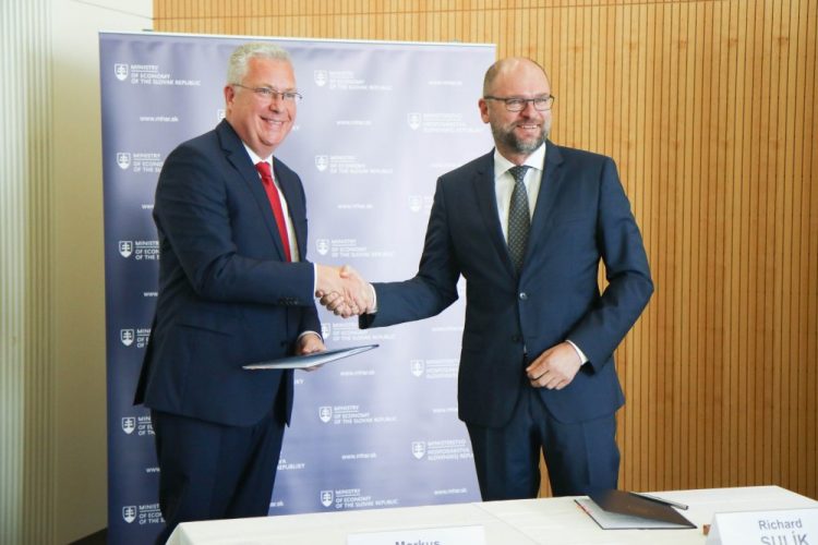 Zľava: Predseda predstavenstva energetickej spoločnosti E.ON Slovensko Markus Kaune a minister hospodárstva SR Richard Sulík podpísali memorandum počas tlačovej konferencie ministra hospodárstva, štátneho tajomníka a zástupcu energetickej spoločnosti po úspešných rokovaniach so zahraničnou energetickou spoločnosťou E.ON. Bratislava, 30. júl 2020 (Foto: SITA/Alexandra Čunderlíková)