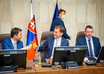 Zľava: Podpredseda vlády a minister financií SR Eduard Heger, predseda vlády SR Igor Matovič a minister vnútra SR Roman Mikulec počas rokovania 26. schôdze vlády SR. Bratislava, 24. jún 2020  (Foto: SITA/Úrad vlády SR)