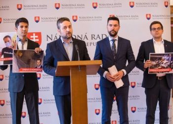 Zľava: Podpredsedovia strany SMER-SD Erik Kaliňák, Ľuboš Blaha, Erik Takáč a člen predsedníctva strany SMER- sociálna demokracia Igor Melicher počas tlačovej besedy na tému: Svet podľa Matoviča. Bratislava, 23. júl 2020 (Foto: SITA/Jana Birošová)
