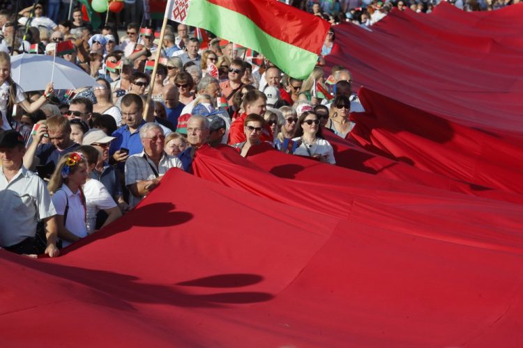 Zhromaždenie na podporu prezidenta Lukašenka (SITA/AP/Dmitri Lovetsky)