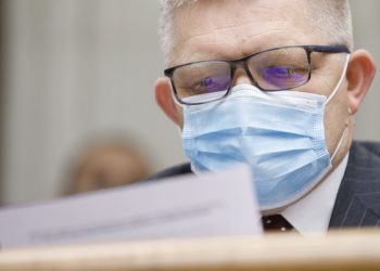 Poslanec NR SR za stranu SMER - sociálna demokracia Robert Fico počas rokovania 15. schôdze Národnej rady SR. Bratislava, 13. október 2020 (Foto: SITA/Branislav Bibel)