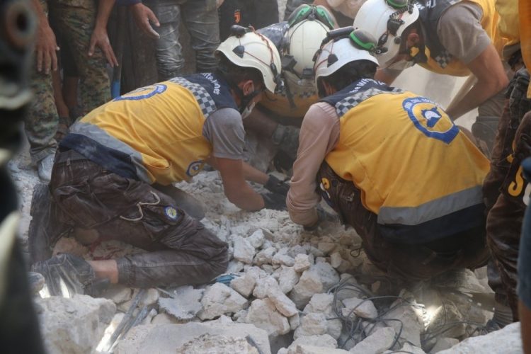 Kontroverzné Biele prilby v akcii  (Foto: SITA/AP/Syrian Civil Defense White Helmets)