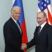 Joe Biden s Vladimirom Putinom v marci 2011 (Foto: SITA/(AP Photo/Alexander Zemlianichenko, File)