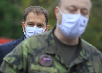 Sprava: Minister práce, sociálnych vecí a rodiny SR Milan Krajniak a predseda vlády SR Igor Matovič počas tlačovej konferencie vlády SR na tému: Zhodnotenie prvého dňa celoplošného testovania. Bratislava, 1. november 2020 (Foto: SITA/Branislav Bibel)