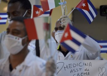 Kubánski zdravotníci vyslaní na pomoc Taliansku počas mimoriadnej situácie v súvislosti s ochorením COVID-19 (Foto: SITA/Yamil Lage/Pool via AP)