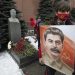 Žena drží portrét sovietskeho vodcu Josifa Stalina po položení kvetov k jeho hrobu pri príležitosti 141. výročia jeho narodenia na Červenom námestí v Moskve, Rusko, pondelok 21. decembra 2020 (Foto: SITA/AP/Alexander Zemlianichenko)