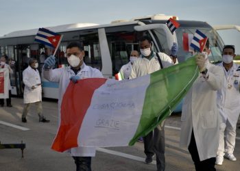 Kubánski teroristi vracajúci sa z diverzantskej akcie? Nie, kubánski medici po príchode z humanitárnej misie v Taliansku (Foto: SITA/AP/Yamil Lage)