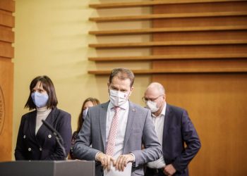 Zľava: Podpredsedníčka vlády a ministerka investícií, regionálneho rozvoja a informatizácie SR Veronika Remišová, predseda vlády SR Igor Matovič a podpredseda vlády a minister hospodárstva SR Richard Sulík počas príchodu na tlačovú konferenciu po zasadnutí Ústredného krízového štábu SR, na ktorom rozhodovali o ďalšom postupe v boji proti šíreniu ochorenia COVID-19 na Slovensku. Bratislava, 22. október 2020 (Foto: SITA/Branislav Bibel)