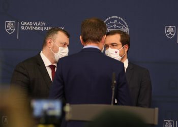 Zľava: Minister práce, sociálnych vecí a rodiny SR Milan Krajniak, predseda vlády SR Igor Matovič a minister zdravotníctva SR Marek Krajčí počas tlačovej besedy po rokovaní 69. schôdze vlády SR. Bratislava, 17. január 2021 (Foto: SITA/Alexandra Čunderlíková)