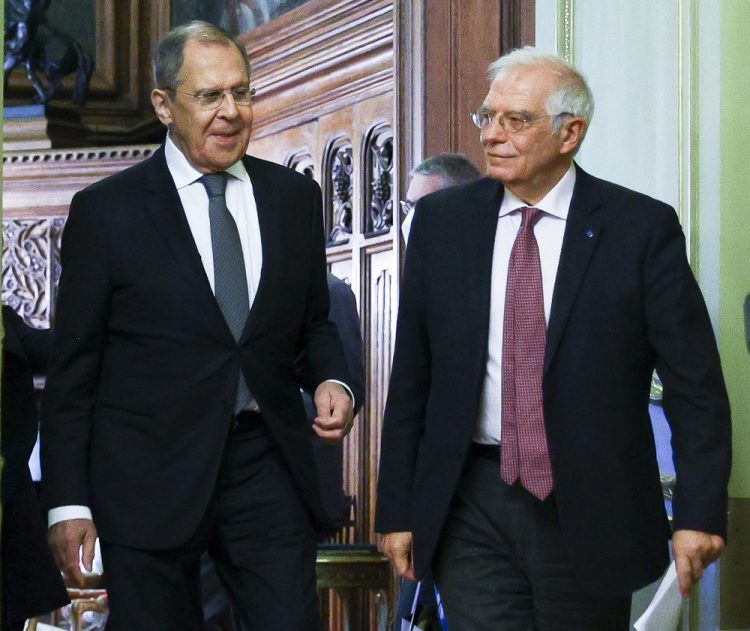 Lavrov s Borrellom (Foto: SITA/AP/Russian Foreign Ministry Press Service)