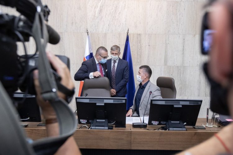 Minister vnútra SR Roman Mikulec (vpravo) a riaditeľ SIS Vladimír Pčolinský (vľavo) počas zasadnutia Ústredného krízového štábu SR. Bratislava, 25. august 2020 (Foto: SITA/Branislav Bibel)