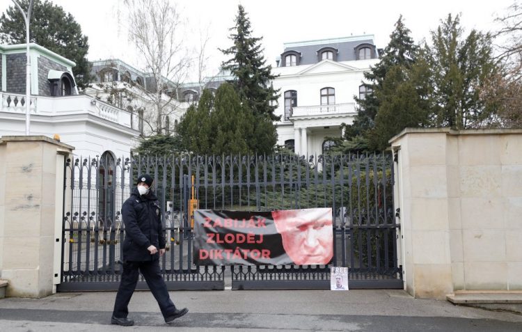 Ruské veľvyslanectvo v Prahe (Foto: SITA/AP Photo/Petr David Josek)