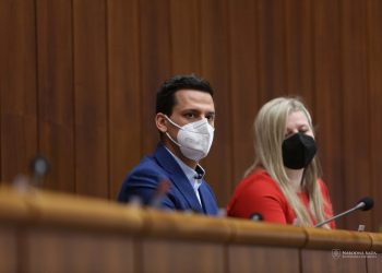 Zľava: Poslanci za hnutie Obyčajní ľudia a nezávislé osobnosti Kristián Čekovský a Anna Andrejuvová  (Foto: SITA/Kancelária Národnej rady SR)