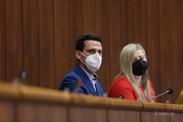Zľava: Poslanci za hnutie Obyčajní ľudia a nezávislé osobnosti Kristián Čekovský a Anna Andrejuvová  (Foto: SITA/Kancelária Národnej rady SR)
