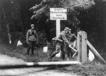 Nemeckí vojaci odstraňujúci bariéry na poľských hraniciach v septembri 1939 (Foto: Canva)
