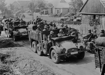 Nemeckí vojaci prekračujú hranice s Rakúskom. Marec 1938 (Foto: Canva)