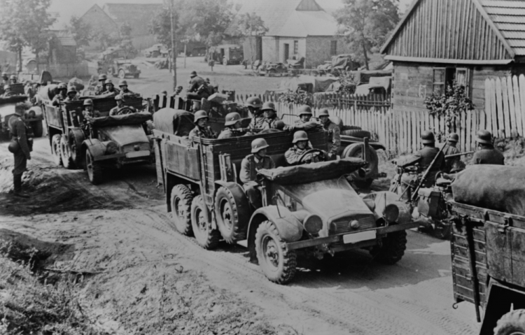 Nemeckí vojaci prekračujú hranice s Rakúskom. Marec 1938 (Foto: Canva)