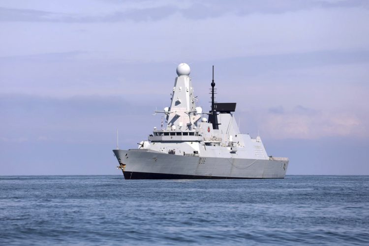 HMS Defender (Foto: SITA/AP/Georgian Interior Ministry)