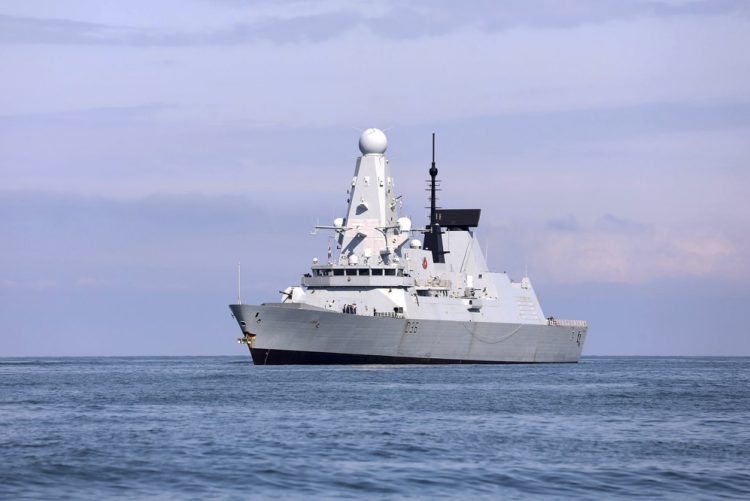 HMS Defender (Foto: SITA/AP/Georgian Interior Ministry)