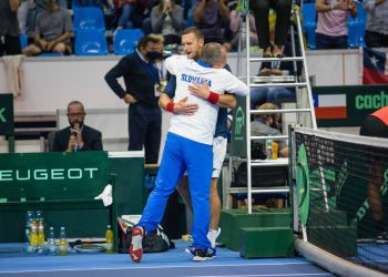 Zľava: Filip Polášek zo Slovenska a tréner daviscupového tímu Slovenska Tibor Tóth počas duelu štvorhry v stretnutí 1. kola svetovej skupiny Davisovho pohára medzi Slovensko - Čile. Bratislava, 18. september 2021 (Foto: SITA/Jana Birošová)