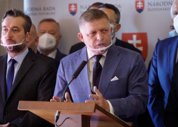 Zľava v popredí: Poslanci NR SR za stranu SMER-SD Ľuboš Blaha a Robert Fico počas tlačovej konferencie strany SMER - sociálna demokracia, 14. október 202 (Foto: SITA/Branislav Bibel)