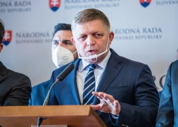 Poslanec NR SR za stranu SMER-SD Robert Fico (uprostred) počas tlačovej konferencie v budove Národnej rady SR (Foto: SITA/Jana Birošová)