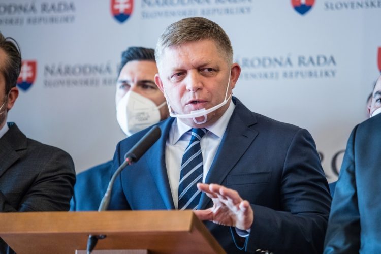 Poslanec NR SR za stranu SMER-SD Robert Fico (uprostred) počas tlačovej konferencie v budove Národnej rady SR (Foto: SITA/Jana Birošová)