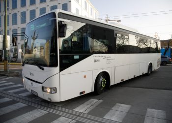 Autobus spoločnosti ARRIVA Mobility Solutions, ktorá je novým autobusovým dopravcom Bratislavského samosprávneho kraja (BSK), vchádza do autobusovej stanice Nivy v Bratislave. Bratislava, 15. november 2021 (Foto: SITA/Branislav Bibel)