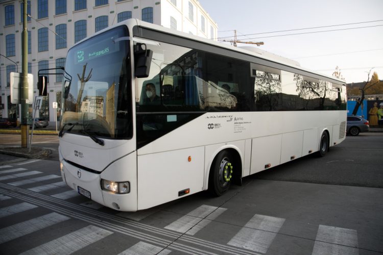 Ilustračný obrázok: Autobus spoločnosti ARRIVA Mobility Solutions vchádza do autobusovej stanice Nivy v Bratislave. Bratislava, 15. november 2021 (Foto: SITA/Branislav Bibel)