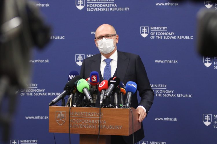 Minister hospodárstva SR Richard Sulík počas tlačovej besedy k aktuálnym otázkam týkajúcich sa cesty do Dubaja. Bratislava, 5. november 2021 (Foto: SITA/Alexandra Čunderlíková)