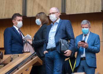 Zľava: Minister dopravy a výstavby SR Andrej Doležal, ministerka investícií, regionálneho rozvoja a informatizácie SR Veronika Remišová, minister hospodárstva SR Richard Sulík a minister zdravotníctva SR Vladimír Lengvarský po rokovaní 38. schôdze vlády SR. Bratislava, 27. október 2021 (Foto: SITA/Ľudovít Vaniher)