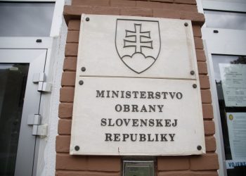 Tabuľa na budove, kde sídli Ministerstvo obrany SR v Bratislave. Bratislava (Foto: SITA/Branislav Bibel)