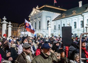 Účastníci počas protestu proti zdražovaniu potravín a energií a proti Dohode o spolupráci v oblasti obrany medzi vládou Slovenska a vládou Spojených štátov amerických (DCA), organizovaného stranou Smer - sociálna demokracia pred Prezidentským palácom. Bratislava, 26. január 2022 (Foto: SITA/Jana Birošová)