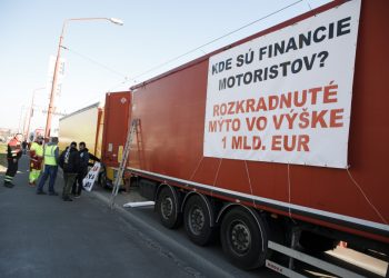 Kamión dočasne blokujúci prejazd na Rožňavskej ulici v Bratislave počas protestu Únie autodopravcov Slovenska (UNAS) za zníženie ceny PHM. Bratislava, 14. február 2022 (Foto: SITA/Branislav Bibel)