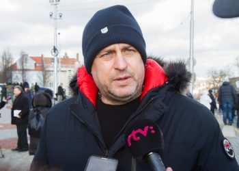 Predseda Slovenskej národnej strany (SNS) Andrej Danko počas protestu pred parlamentom, na podporu všetkých poslancov, ktorí sa pokúsia pretlačiť referendum k dohode o spolupráci v oblasti obrany medzi vládou Slovenska a vládou Spojených štátov amerických (DCA) na mimoriadnej 54. schôdzi Národnej rady SR. Bratislava, 18. január 2022. Foto: SITA/Ľudovít Vaniher