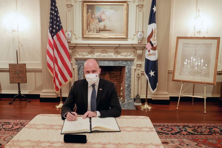 Minister obrany SR Jaroslav Naď podpisuje Dohodu o spolupráci v oblasti obrany medzi vládami SR a USA v americkom Washingtone. Bratislava, 4. február 2022 (Foto: SITA/Ivan Kelement/MO SR)
