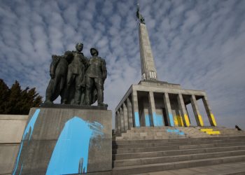 Areál vojenského pamätníka Slavín v Bratislave, natretý vo farbách ukrajinskej vlajky. Bratislava, 3. marec 2022 (Foto: SITA/Ľudovít Vaniher)