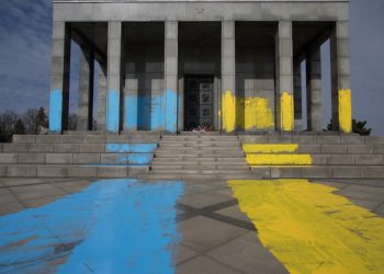Areál vojenského pamätníka Slavín v Bratislave, natretý vo farbách ukrajinskej vlajky. Bratislava, 3. marec 2022 (Foto: SITA/Ľudovít Vaniher)