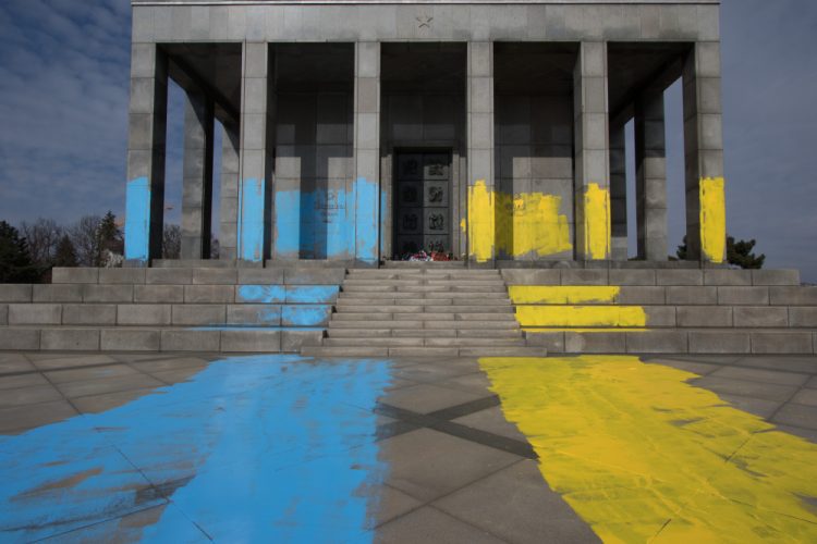 Areál vojenského pamätníka Slavín v Bratislave, natretý vo farbách ukrajinskej vlajky. Bratislava, 3. marec 2022 (Foto: SITA/Ľudovít Vaniher)
