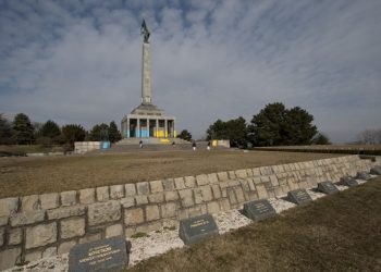 Areál vojenského pamätníka Slavín v Bratislave, natretý vo farbách ukrajinskej vlajky. Bratislava, 3. marec 2022 (Foto: SITA/Ľudovít Vaniher)