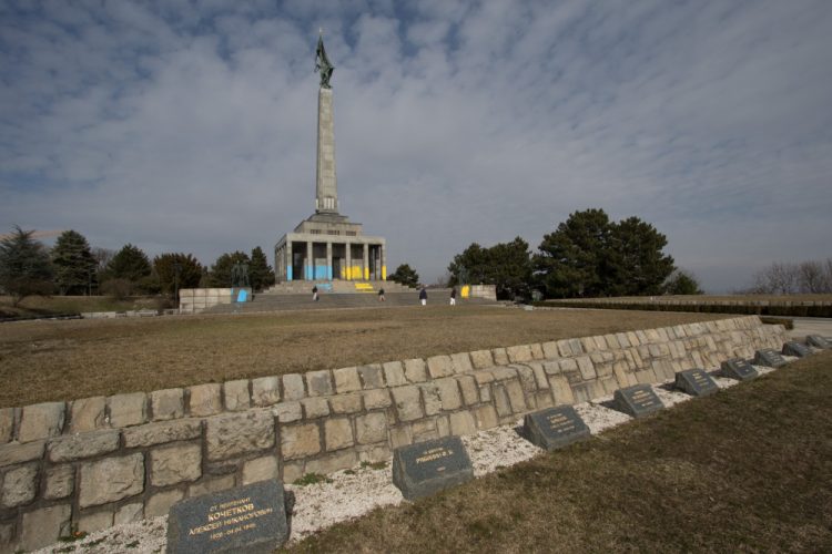 Areál vojenského pamätníka Slavín v Bratislave, natretý vo farbách ukrajinskej vlajky. Bratislava, 3. marec 2022 (Foto: SITA/Ľudovít Vaniher)