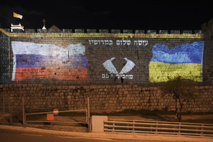 Vlajky Ruska a Ukrajiny premietané na múre v Jeruzaleme (Foto: SITA/AP Photo/Mahmoud Illean)