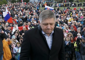 Predseda strany SMER-SD Robert Fico (v popredí) počas protestného zhromaždenia Povedzme nie vojnovým štváčom vo vláde, ktorý organizovala strana SMER - sociálna demokracia na vojenskom pamätníku Slavín. Bratislava, 10. apríl 2022 (Foto: SITA/Branislav Bibel)