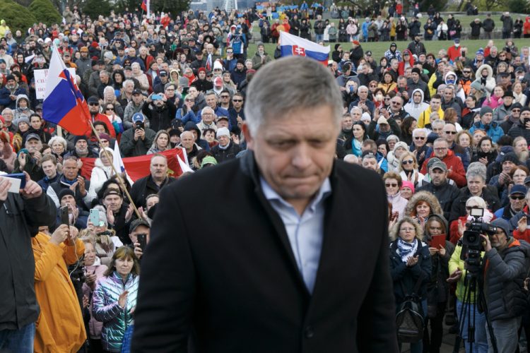 Predseda strany SMER-SD Robert Fico (v popredí) počas protestného zhromaždenia Povedzme nie vojnovým štváčom vo vláde, ktorý organizovala strana SMER - sociálna demokracia na vojenskom pamätníku Slavín. Bratislava, 10. apríl 2022 (Foto: SITA/Branislav Bibel)