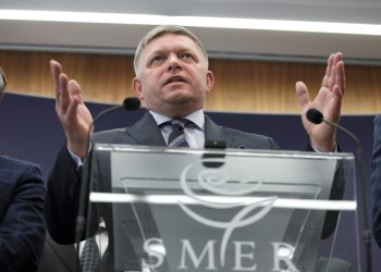 Predseda strany SMER-SD Robert Fico počas tlačovej konferencie strany SMER - sociálna demokcia na tému: Ak by bol na Slovensku trest smrti, tak nás títo blázni za politickú prácu povešajú, ako v 30. rokoch v nacistickom Nemecku! Bratislave, 20. apríl 2022 (Foto: SITA/Branislav Bibel)