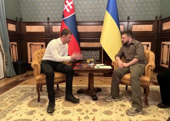 Zľava: Premiér SR Eduard Heger a prezident Ukrajiny Volodymyr Zelenskyj počas stretnutia v Kyjeve pri príležitosti pracovnej cesty na Ukrajine. Bratislava, 9. apríl 2022 (Foto: SITA/Úrad vlády SR)